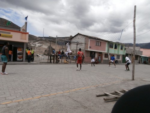 A street game of Ecuavolley.